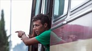 Επιχείρηση εκκένωσης καταυλισμού προσφύγων στην ΠΑΘΕ, στο ύψος του Πολυκάστρου