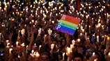 Παγκόσμια αλληλεγγύη και συγκίνηση για το μακελειό στο γκέι μπαρ του Ορλάντο