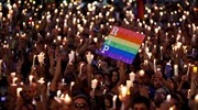 Παγκόσμια αλληλεγγύη και συγκίνηση για το μακελειό στο γκέι μπαρ του Ορλάντο