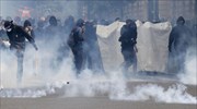 Τραυματίες και συλλήψεις στις διαδηλώσεις για τα εργασιακά στο Παρίσι
