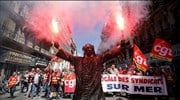 Γαλλία: Χιλιάδες στους δρόμους, αμετακίνητη η κυβέρνηση