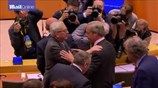 Το φιλί του Γιούνκερ στον Φάρατζ