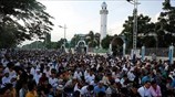 Οι μουσουλμάνοι γιορτάζουν το Εΐντ αλ-φιτρ