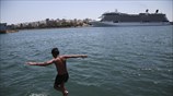Βουτιές στο λιμάνι του Πειραιά