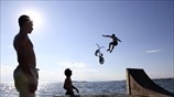 Βουτιές με ποδήλατα στο Καβούρι