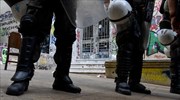 Μολότοφ και «κλεφτοπόλεμος» τη νύχτα στην περιοχή του Πολυτεχνείου