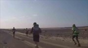 Τυφλός δρομέας έτρεξε μαραθώνιο στην έρημο με μόνη βοήθεια μια εφαρμογή για smartphone