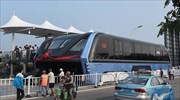 Πρώτες δοκιμές δρόμου για φουτουριστικό λεωφορείο - «καταμαράν» στην Κίνα