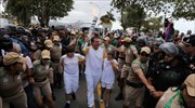 Δακρυγόνα κατά διαδηλωτών με την άφιξη της ολυμπιακής φλόγας στο Ρίο