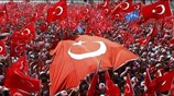 Κωνσταντινούπολη: Λαοθάλασσα στη διαδήλωση κατά του πραξικοπήματος