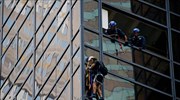 Σκαρφάλωσε σε ουρανοξύστη για να… συναντηθεί με τον Τραμπ