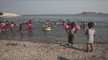 Λέσβος: Εθελοντές βοηθούν προσφυγόπουλα να ξεπεράσουν το φόβο του νερού
