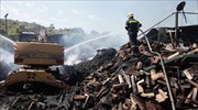 Σε εξέλιξη φωτιά σε επιχείρηση ξυλείας στο Κορωπί