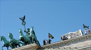 Ακροδεξιοί σκαρφάλωσαν στην Πύλη του Βρανδεμβούργου για διαμαρτυρία κατά των προσφύγων