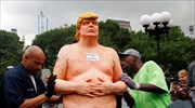 Στο «σφυρί» γυμνό άγαλμα του Τραμπ
