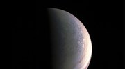 Μοναδικές μετεωρολογικές συνθήκες αποκαλύπτουν οι εικόνες του Juno από τον Βόρειο Πόλο του Δία