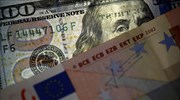 Οριακή πτώση του ευρώ έναντι του δολαρίου