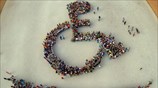 Αναπηρικό αμαξίδιο από σώματα 1.000 ανθρώπων για καλό σκοπό