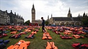 Πλημμύρισε με σωσίβια η Πλατεία Κοινοβουλίου στο Λονδίνο