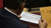 Βουλή: Φυλλάδια στην αίθουσα της Ολομέλειας πέταξαν στελέχη της ΛΑΕ