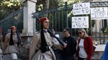 Διαμαρτυρία μελών ΕΤΙΤΑ και εργαζόμενων του Mega έξω από τη Βουλή