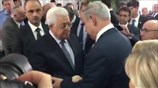 Χειραψία Νετανιάχου - Αμπάς πριν από την κηδεία του Πέρες