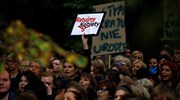 Χιλιάδες Πολωνές απεργούν ενάντια στο νομοσχέδιο που απαγορεύει τις αμβλώσεις
