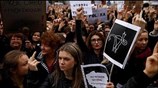 Χιλιάδες Πολωνές διαδήλωσαν ενάντια στο νόμο που απαγορεύει τις εκτρώσεις