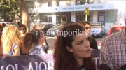 Συγκέντρωση αναπληρωτών δασκάλων έξω από τα γραφεία του ΣΥΡΙΖΑ