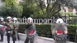 Εργαζόμενοι στους τηλεοπτικούς σταθμούς σήκωσαν πανό στην περίφραξη του Μαξίμου
