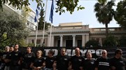 Ανθρώπινη αλυσίδα έξω από το Μαξίμου σχημάτισαν οι εργαζόμενοι στα κανάλια