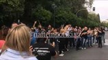 Διαμαρτυρία εργαζομένων στα κανάλια έξω από το Μέγαρο Μαξίμου