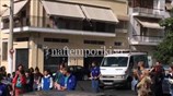 Πετράλωνα: Με χειροκροτήματα η δεύτερη ημέρα στα θρανία για τα προσφυγόπουλα
