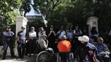 Παραπληγικοί απέκλεισαν συμβολικά το Μαξίμου