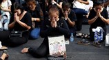 Βυθισμένη στο πένθος παραμένει η Ταϊλάνδη