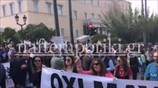 Συγκέντρωση εργαζομένων τηλεοπτικών σταθμών έξω από τη Βουλή