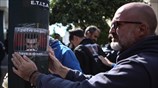 Συγκέντρωση εργαζομένων τηλεοπτικών σταθμών έξω από τη Βουλή