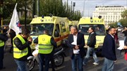 Έξω από τη Βουλή οι εργαζόμενοι στο ΕΚΑΒ