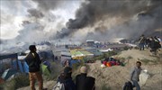 Εστίες φωτιάς καίνε από το πρωί στoν μεταναστευτικό καταυλισμό του Καλαί