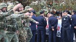 Θεσσαλονίκη: Διαμαρτυρία κατά των πλειστηριασμών κατά τη διάρκεια της παρέλασης
