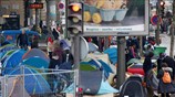 Πρόσφυγες και μετανάστες στους δρόμους του Παρισιού 