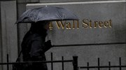 Συγκρατημένες απώλειες στη Wall Street