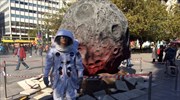 Πτώση «μετεωρίτη» στο Σύνταγμα: Μία πρωτότυπη καμπάνια ενημέρωσης της ΕΑΕΕ