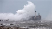 Σφοδροί άνεμοι σαρώνουν τη βορειοδυτική Γαλλία