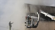 Συνεχίζεται η μάχη με τις φλόγες στη βιοτεχνία στο Ρέντη
