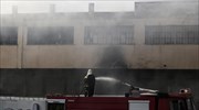 Ρέντης: Υπό μερικό έλεγχο η πυρκαγιά στη βιοτεχνία υφασμάτων