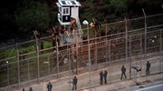 Ισπανία: Σχεδόν 400 μετανάστες εισήλθαν στον θύλακα Θέουτα στη βόρεια Αφρική