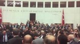Τουρκία: Απίστευτες σκηνές στο κοινοβούλιο