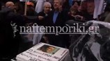 Μέλη της ΠΟΕΔΗΝ έκοψαν τούρτα για τα δύο χρόνια διακυβέρνησης ΣΥΡΙΖΑ-ΑΝΕΛ