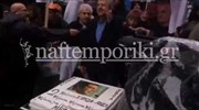 Μέλη της ΠΟΕΔΗΝ έκοψαν τούρτα για τα δύο χρόνια διακυβέρνησης ΣΥΡΙΖΑ-ΑΝΕΛ